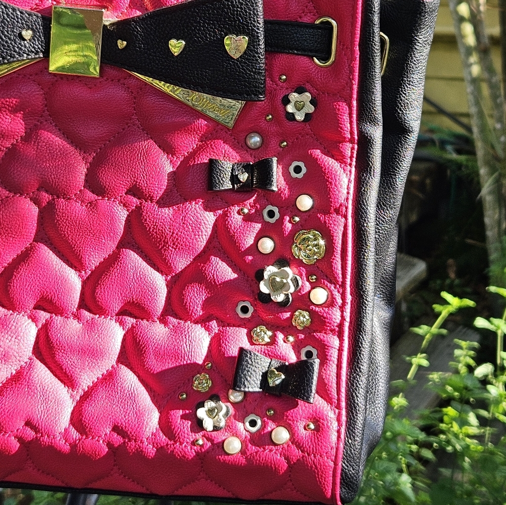 🎀Betsey Quilted Hearts Floral Studded Unique Pink & Black Shoulder Bag - EPC🎀 - Picture 3 of 14